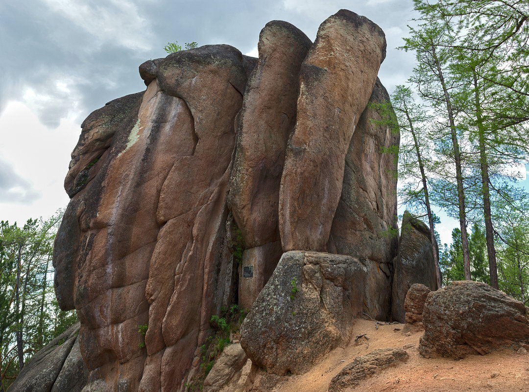 Заповедник красноярские столбы внучка. Столбы ва. Заповедник столбы красноярск. Столбы ва. Парк столбы в красноярске.