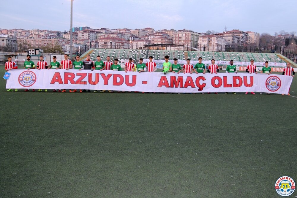 Участники товарищеского матча - футболисты "Кючюкчекмедже" (Турция) и "Кызылташ" (Россия)