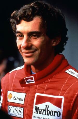 Айртон Сенна да Силва (21 марта 1960 года - 1 мая 1994 года), более известный как Айртон Сенна, был бразильским гонщиком Формулы-1, который трижды выигрывал чемпионат мира, в 1988, 1990 и в 1991 годах.