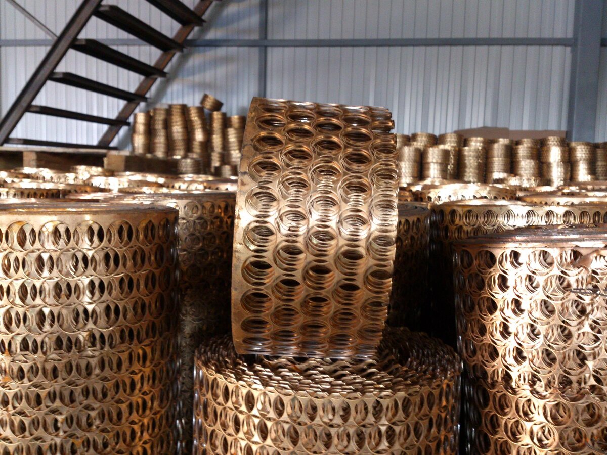 Для организации недорого, но качественного ограждения работники строительных предприятий используют такое простое, но эффективное средство, как высечка. Это – один из наиболее популярных композитов для устройства как заборов, так и клеток. Часто высечка служит скрепляющим элементом кирпичных или бетонных конструкций. Она представляет собой металлический ковер, собранный в рол в и имеющий сквозные отверстия. Высечка различается по размеру ячеек. Толщина материала составляет не более двух миллиметров, длина каждого свертка – двадцать метров. Высечка имеет светло – медный цвет, часто в ее состав входят элементы меди (например, наружное покрытие). Такое дополнение придает больше прочности. Название стройматериала высечка повторяет технологию изготовления. Как было сказано выше, ковер имеет отверстия чаще всего круглой формы, которые делаются методом высекания станком на прочной плоскости раскатанного металла!