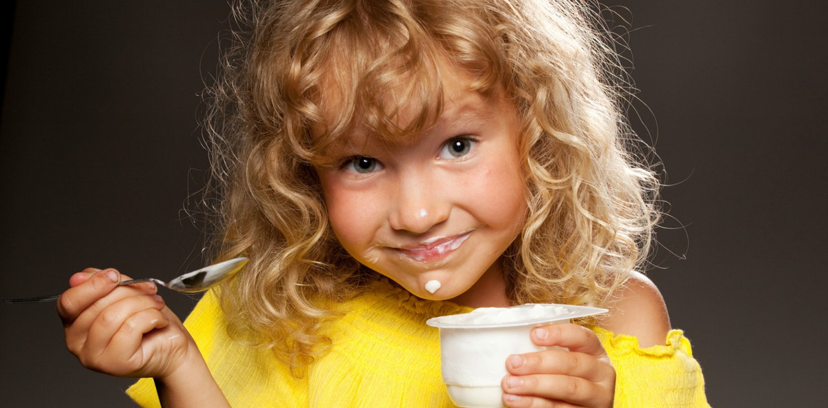   Йогурт содержит витамины групп А, В, С, различные минералы. На другие характеристики влияют свежесть готового продукта и молоко, из которого приготовили йогурт.
