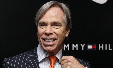 
Это всемирно известный американский модельер, основатель бренда Tommy Hilfiger.