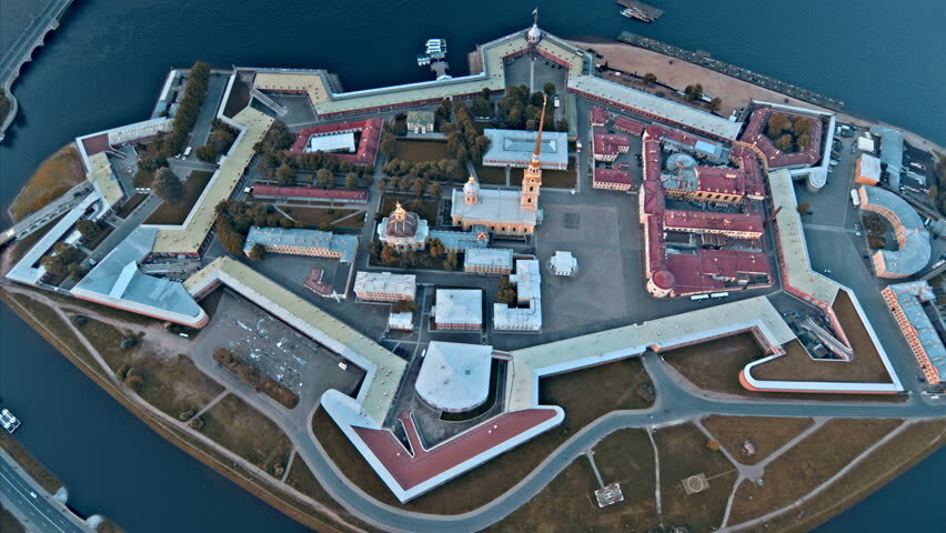 Крепость в форме острова. Звездчатые бастионы. Форт манджарабад. Остров орешек шлиссельбургская крепость. Крепость в форме острова.