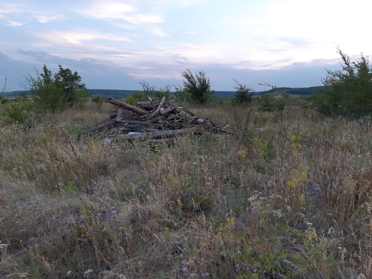 Еще одна, одна из сотни стихийных свалок на этом поле