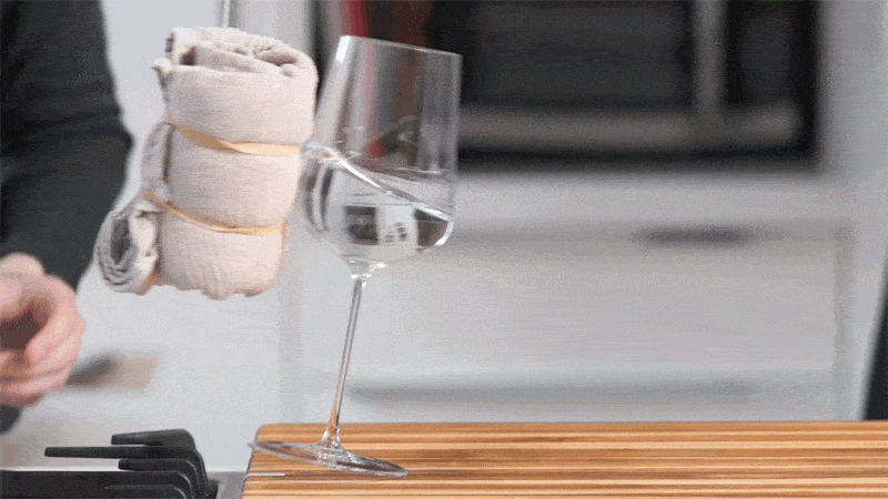 Вот так можно делать с толстостенными бокалами из Икеи. А с Riedel не надо так делать.