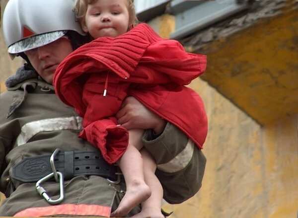 Мужчина выносивший ребенка. Пожарный спасает ребенка. Для детей. Пожарные. МЧС спасает детей.