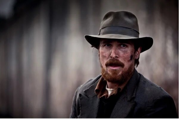 Бейл в роли гробовщика Джона.