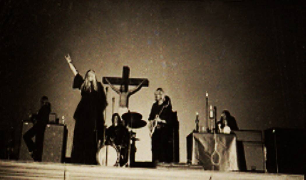 Coven  приветствует поклонников группы знаменитым знаком "Коза" на одном из концертов 1968 года. Фото взято из открытых источников в интернете.