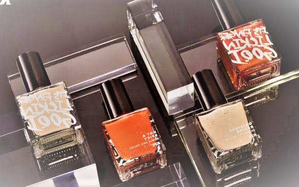 коллекция KFC лаков. Красные - острые, бежевые - оригинальные. На упаковках написан их слоган "finger licking' good" (рус. облизывать пальцы хорошо)