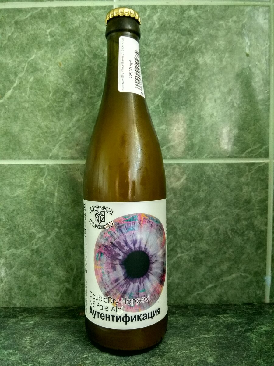 Бутылка не самой обычной формы, она гораздо более вытянутая чем стандартные образцы.