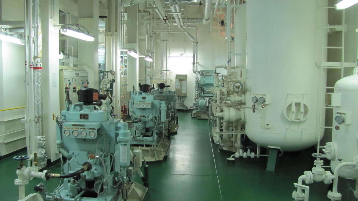 Это с другого судна, но смысл тот же. Слева - воздушные компрессоры. Справа - резервуары пускового воздуха.