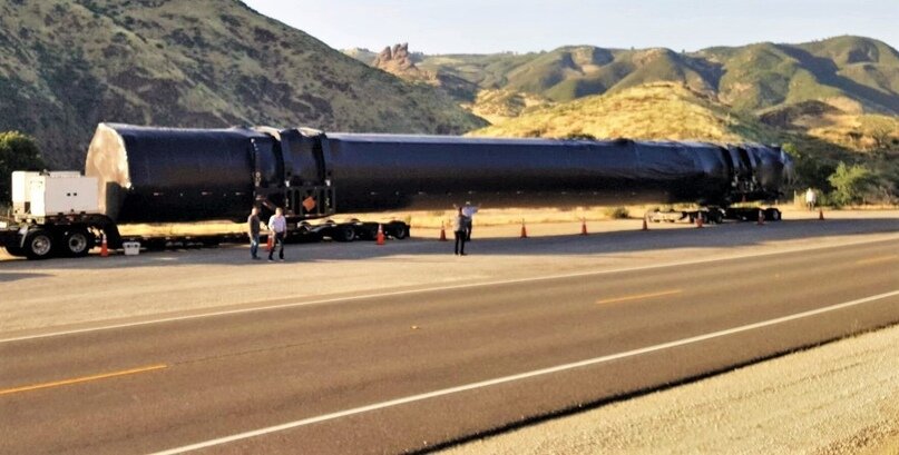 FALCON 9 B1051 СФОТОГРАФИРОВАН НА ПУТИ К БАЗЕ ВВС ВАНДЕНБЕРГ В МАЕ 2019 ГОДА. ЭТА РАКЕТА-НОСИТЕЛЬ БЫЛА ЗАМЕЧЕНА ПРИ ДВИЖЕНИИ В ПРОТИВОПОЛОЖНОМ НАПРАВЛЕНИИ 20 АВГУСТА. (ЖАН МИШЕЛЬ ЛЕВЕСК)