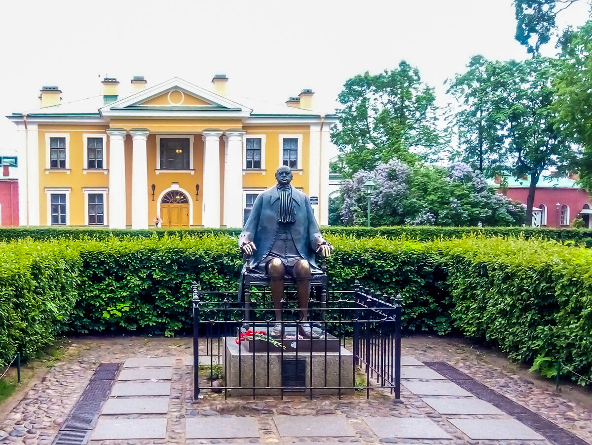 Петропавловская крепость статуи бесов