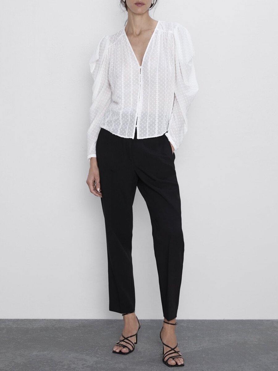 Рубашка с объемными рукавами и ненавязчивым принятом