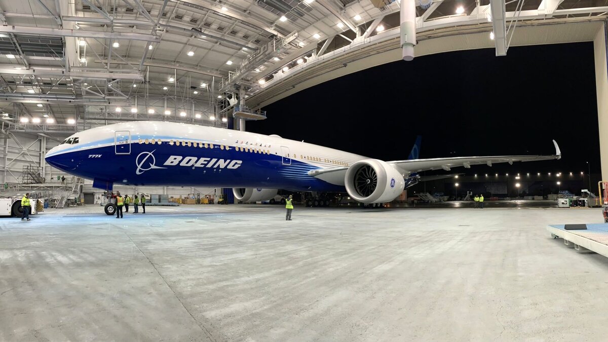 Boeing 777-9 представлен публике, но пока так и не взлетел