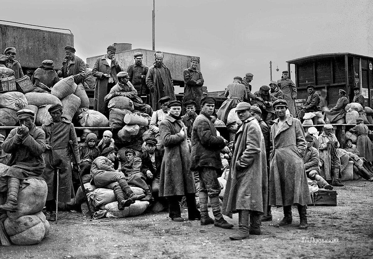 Недовольство крестьян введением продналога. Военный коммунизм 1918. Военный коммунизм 1917. Продотряды военный коммунизм. Мешочники военный коммунизм.