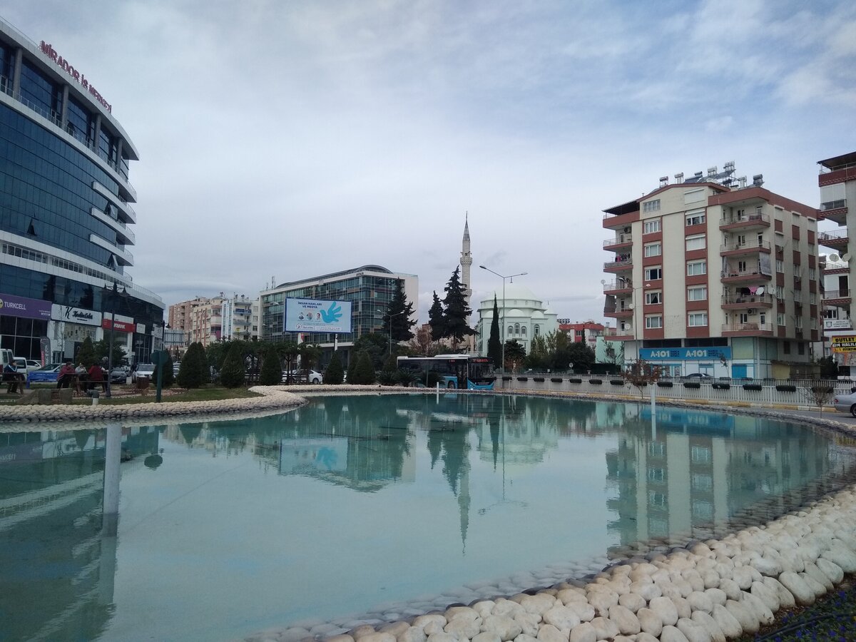 Хорошо видно те самые бочки на крыше дома.