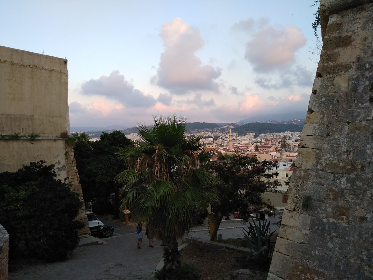 Вид на город от входа в Фортеццу