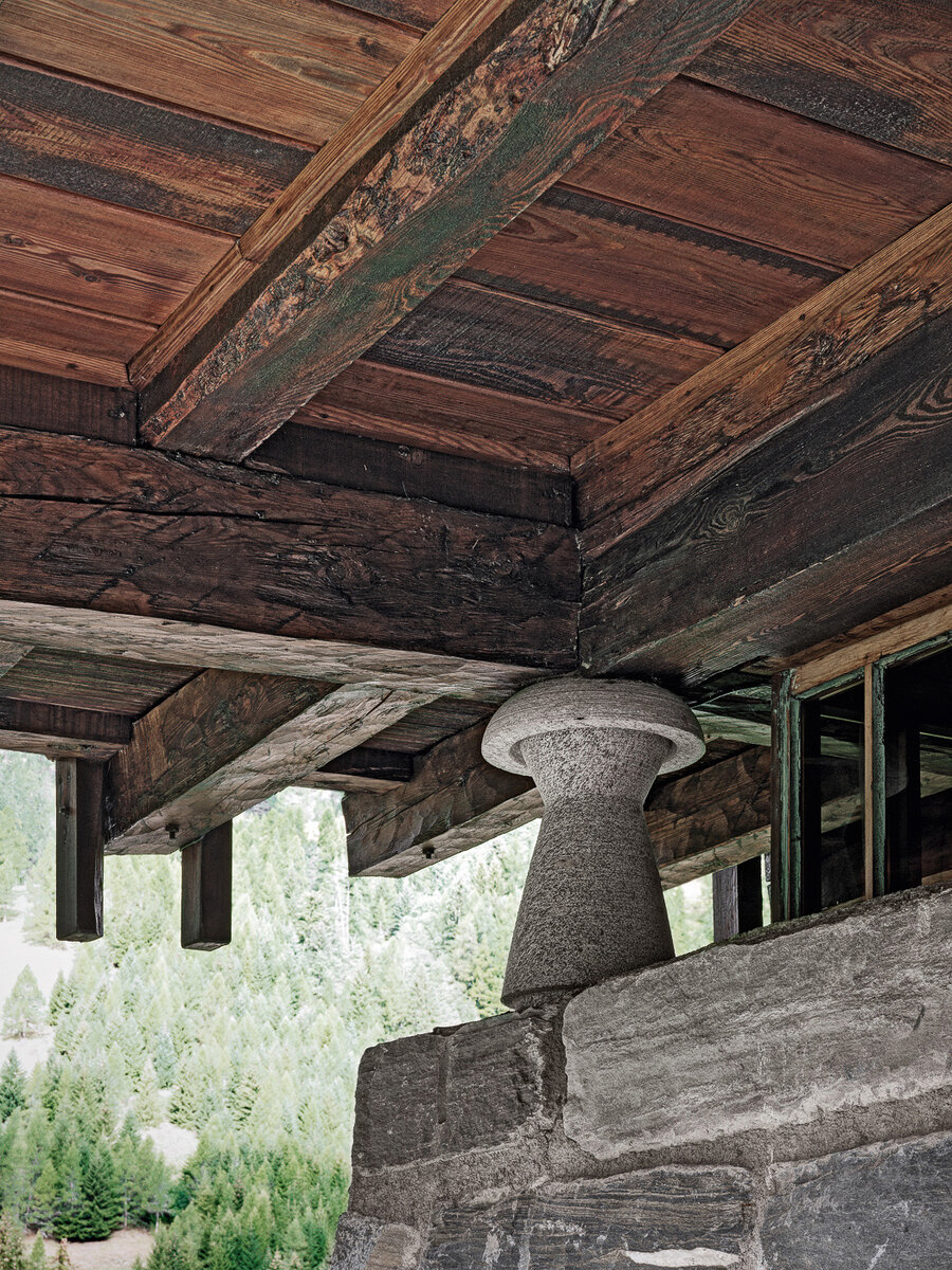Detail of bolero, granite "mushroom" height of 50 centimeters. Photo: Marcello Mariana.