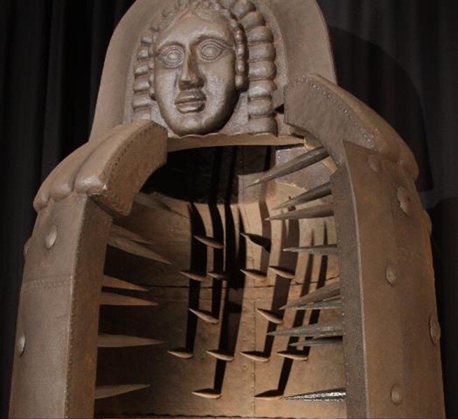 "Железная дева" (перевод "iron maiden") приоткрыла свою дверцу с призывом весело провести с ней своё время (средневековое орудие пыток и мучительного умерщвления)