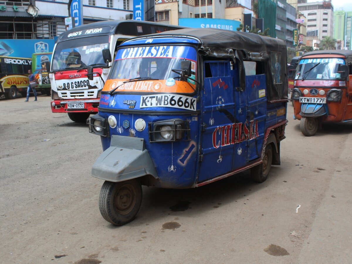 Тук-Тук на улице Найроби, Кения