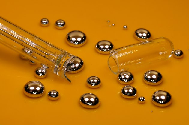 Разбитый градусник- распространенное домашнее происшествие