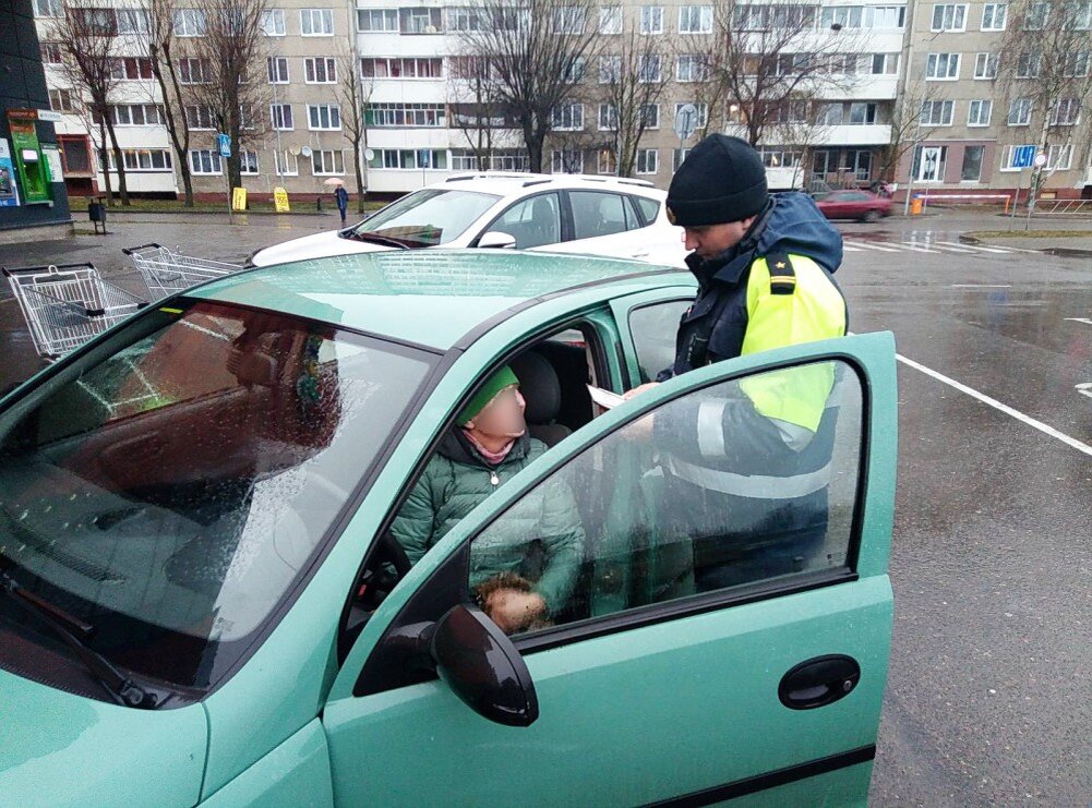 Проверить парковку. ГАИ Молодечно. Парковки проверка. Охранник парковки е39.