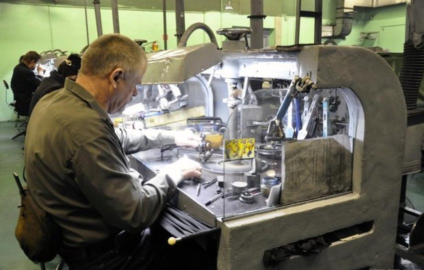 Огранщик за работой. Наши дни.