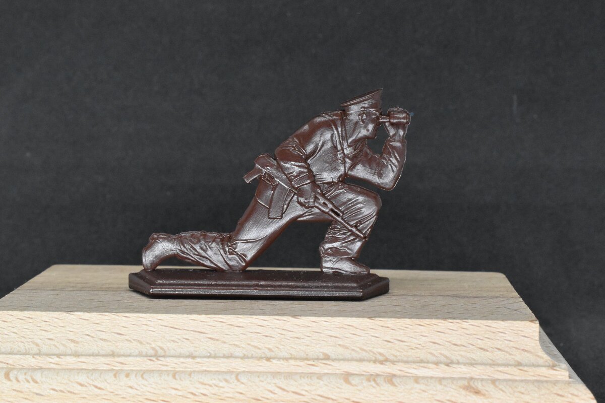 Пограничник с биноклем