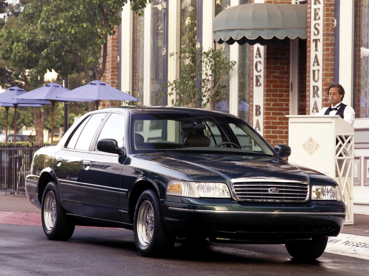 Форд Crown Victoria 1998. Ford Crown Victoria 1998.