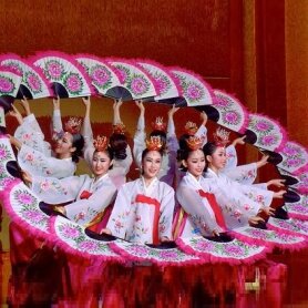 веер в танце