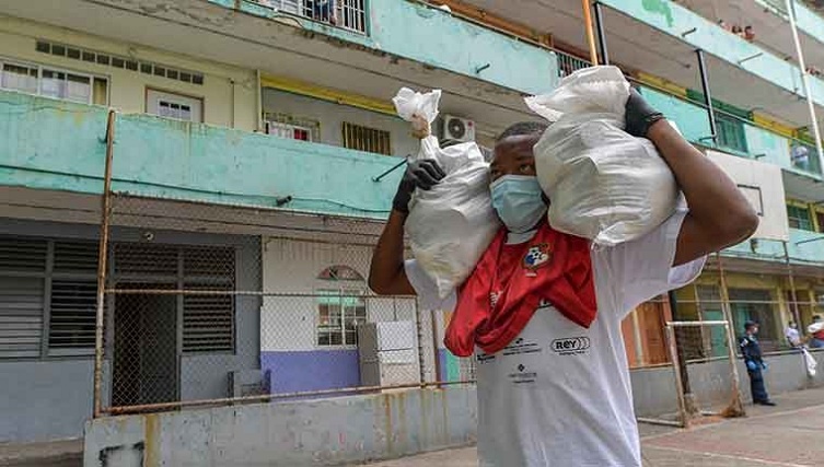 В рамках программы помощи в период пандемии волонтер доставил продукты малоимущим семьям в Панаме