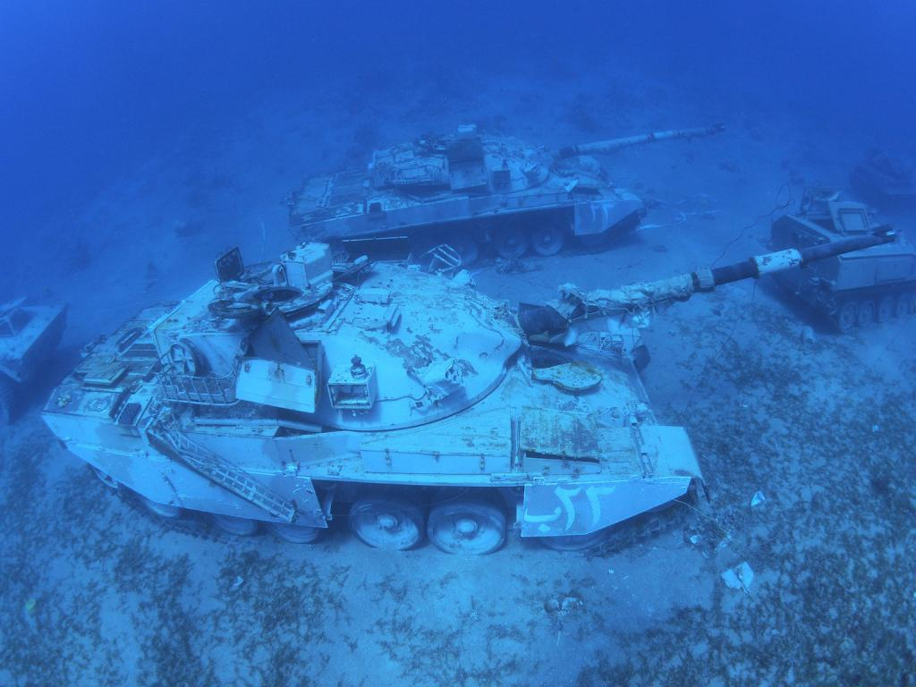 Танк утонул. Затонувшие танки в заливе Акаба. Военная техника под водой. Затонувшая Военная техника. Затопленный танк.