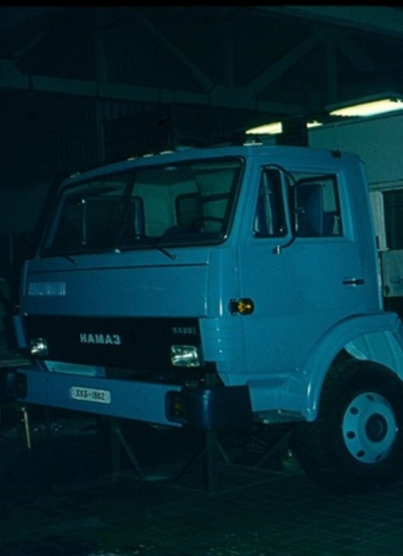 Вариант модернизированной кабины с иным оформлением передней части. Обратите внимание на повторители поворотов на отдельных "ножках".