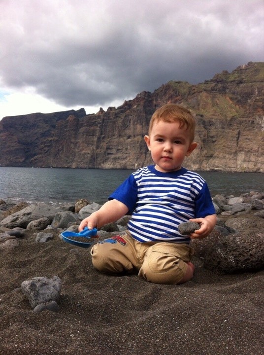 Мой сын Тимофей на пляже с черным вулканическим песком