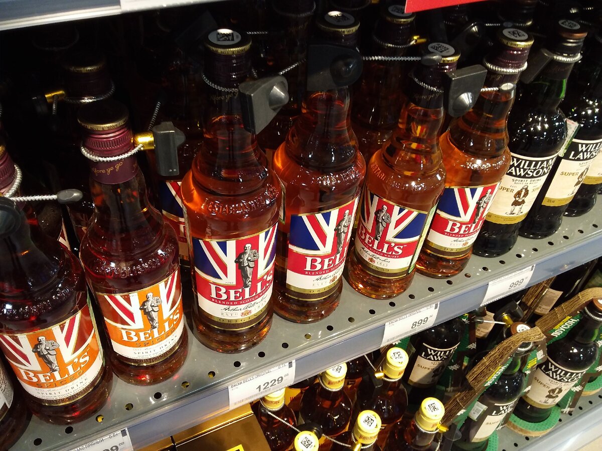 Их обычно пьют. Их обычно пьют. Два друга пьют. Пить алкоголь. Пивной алкоголик.