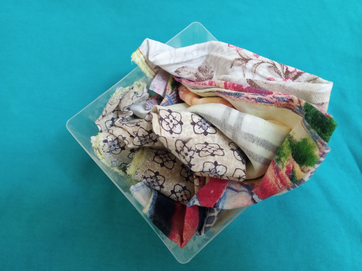 Вот такой коробочек с лоскутками я держу в ванной