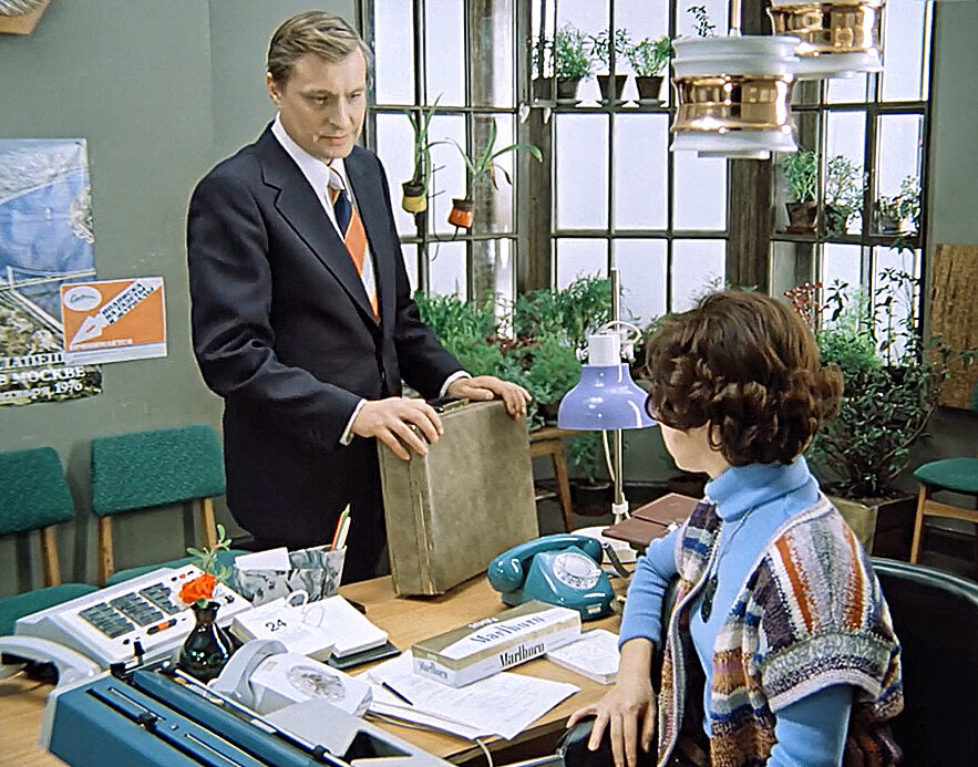 
«Служебный роман» во многом составляет пару с предыдущим фильмом Эльдара Рязанова «Ирония судьбы, или С легким паром!». Не только потому, что главного героя снова сыграл Андрей Мягков и что герой этот — опять обычный «человек из толпы». Как и «Ирония судьбы», «Служебный роман» — сказка со счастливым концом, причем разыгранная в абсолютно реалистических декорациях советской повседневности. Зрители так любят Рязанова за то, что он — великий утешитель. Он знает жизнь современников и дарит им надежду на чудо. Затюканный неудачник, оставленный женой, способен обернуться ухажером, а мымра — смешливой красавицей. Одинокие люди, каждый со своей жизненной драмой, разрешают себе попробовать еще раз поверить в любовь — и выигрывают!