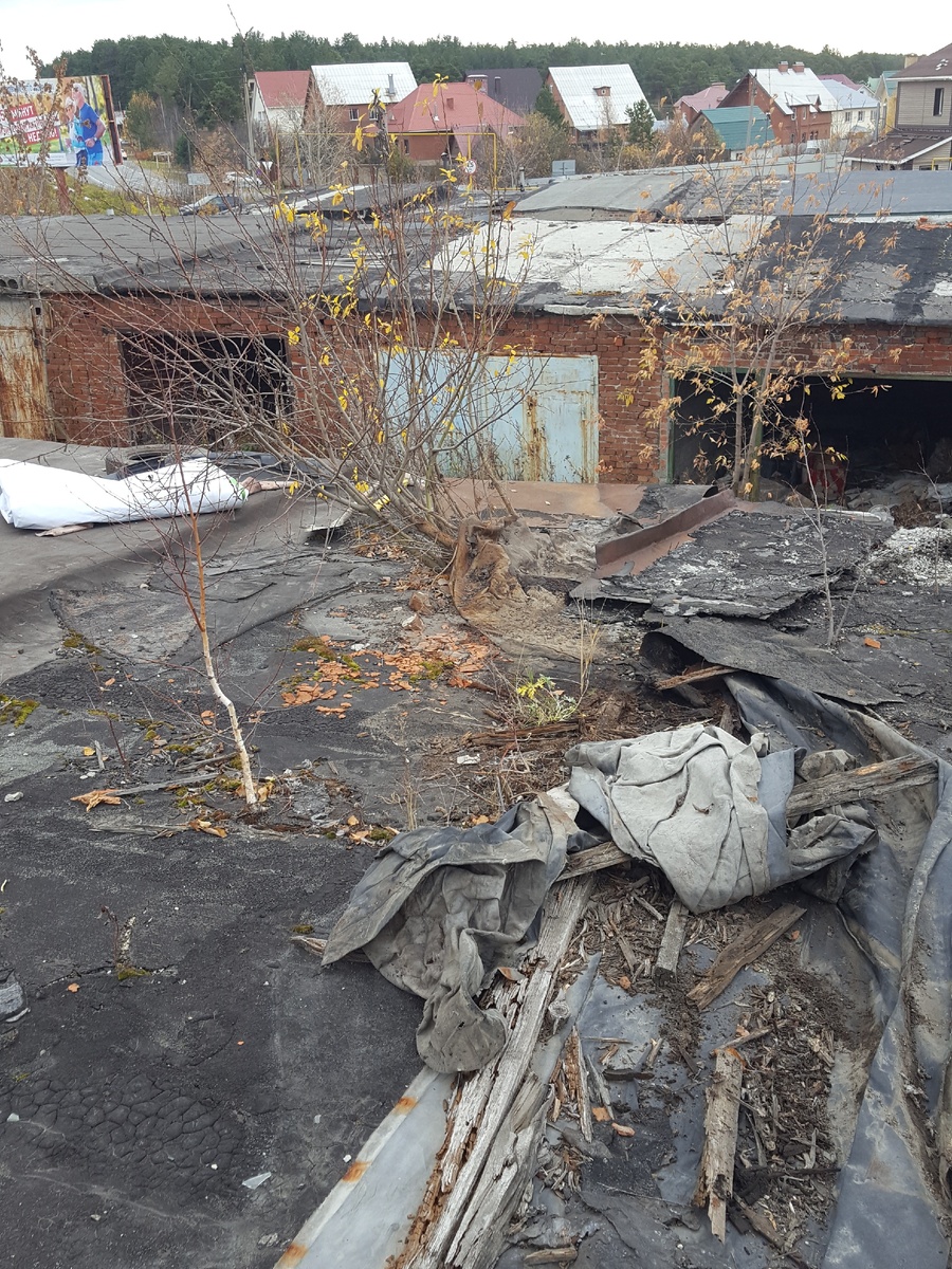 Эти гаражи с плохой кровлей