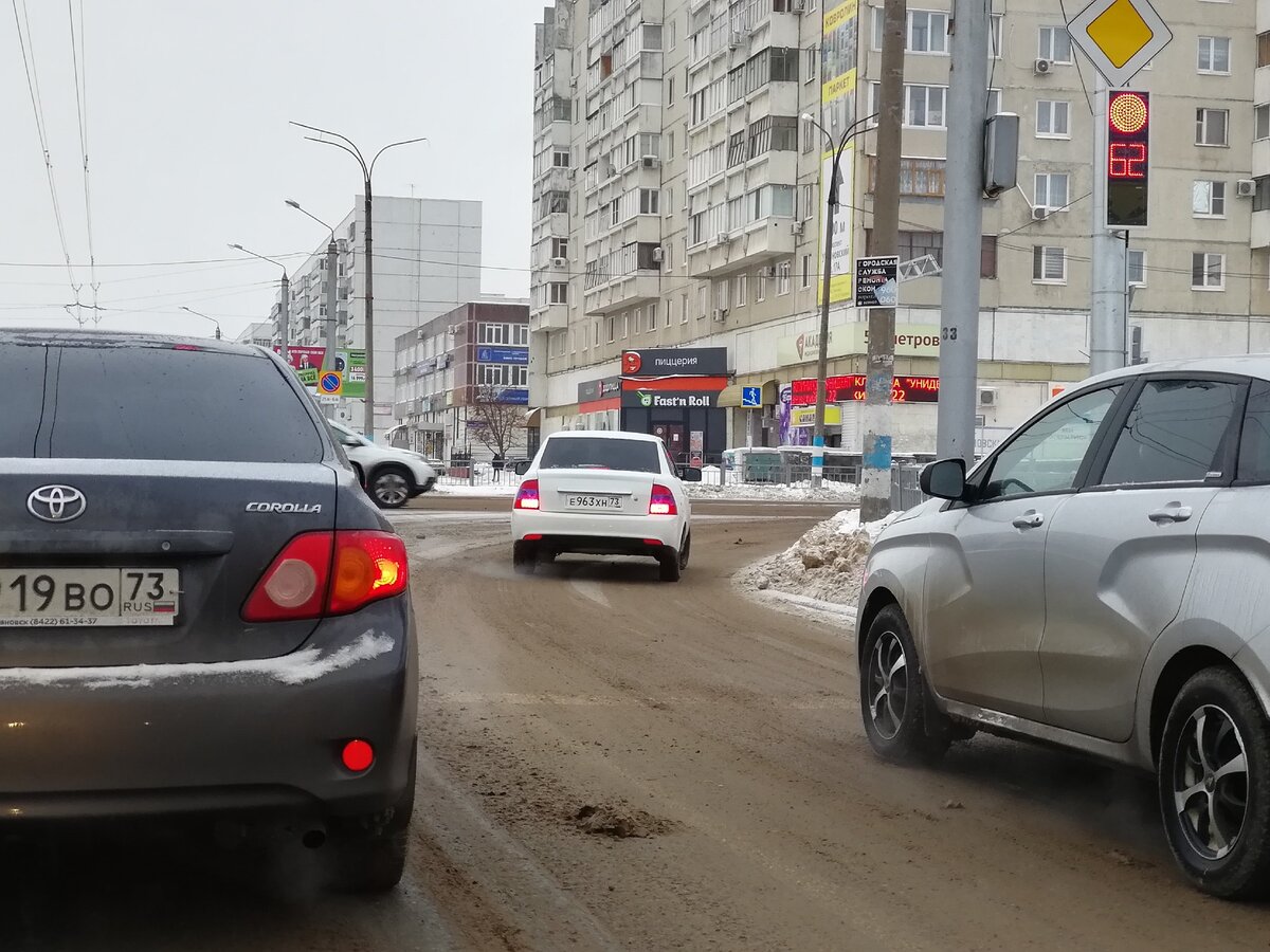 Вот белая Приора проскакивает между рядами и поворачивает на красный. Достаточно ли это серьезное нарушение по вашей внутренней шкале, что "настучать"?
