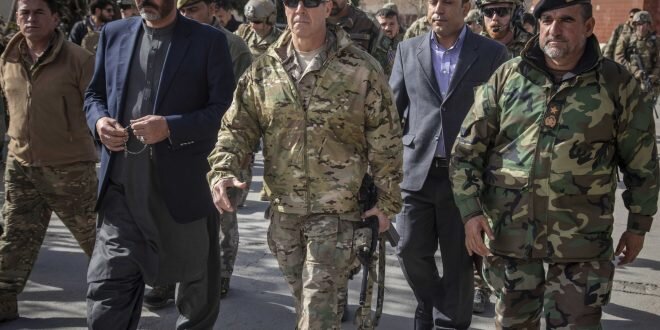 Генерал Остин Скотт Миллер вместе с губернатором провинции Вахидуллой Калимзаем на улицах Газни. НАТО Официальный сайт Талибана использует эту фотографию Министерства обороны с заявлением: «Командующий оккупационными американскими силами в Афганистане генерал Миллер признал в интервью CNN, что они победили» t добиться военной победы в Афганистане »