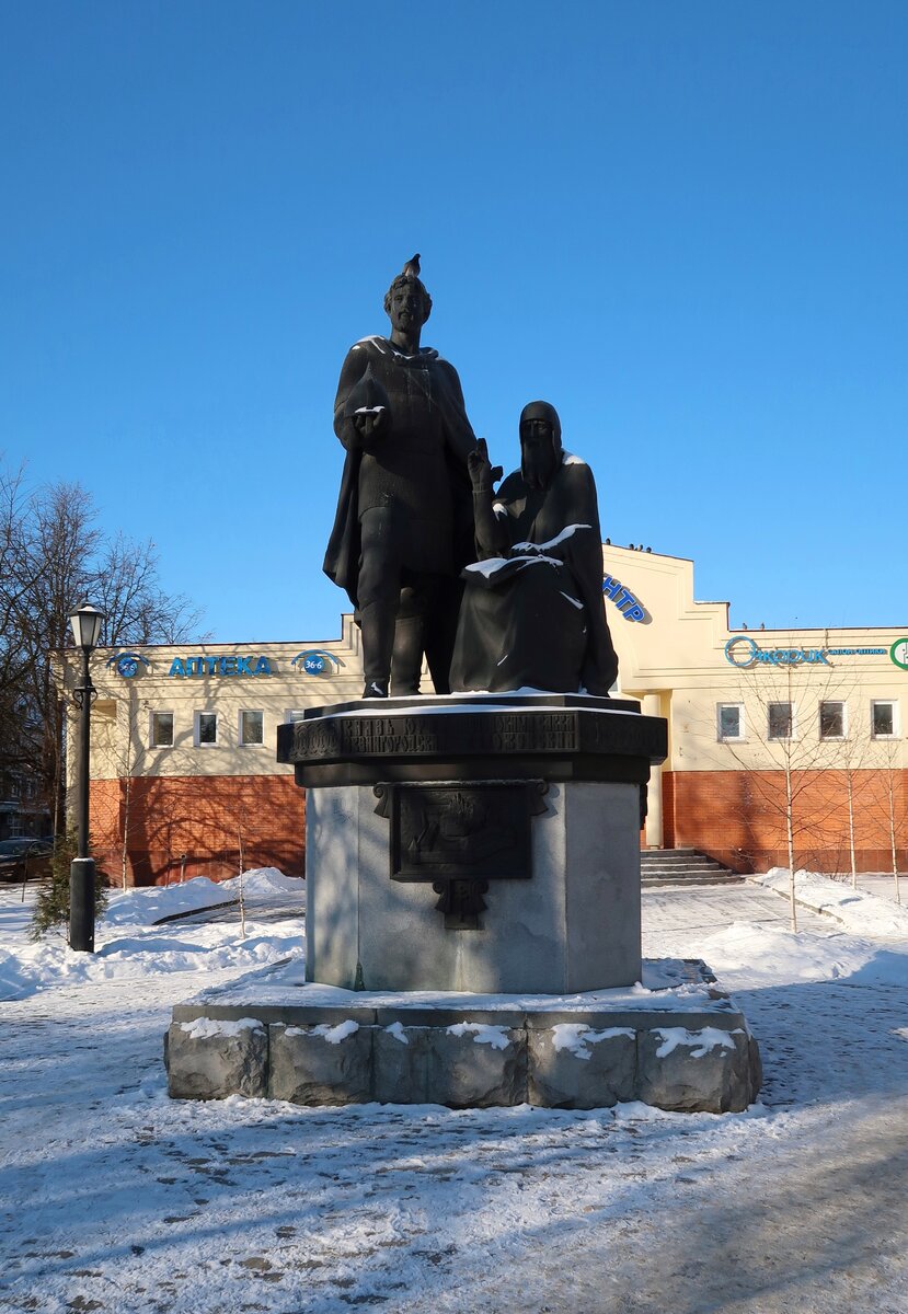 Памятник преподобному Савве Сторожевскому и князю Юрию Звенигородскому.