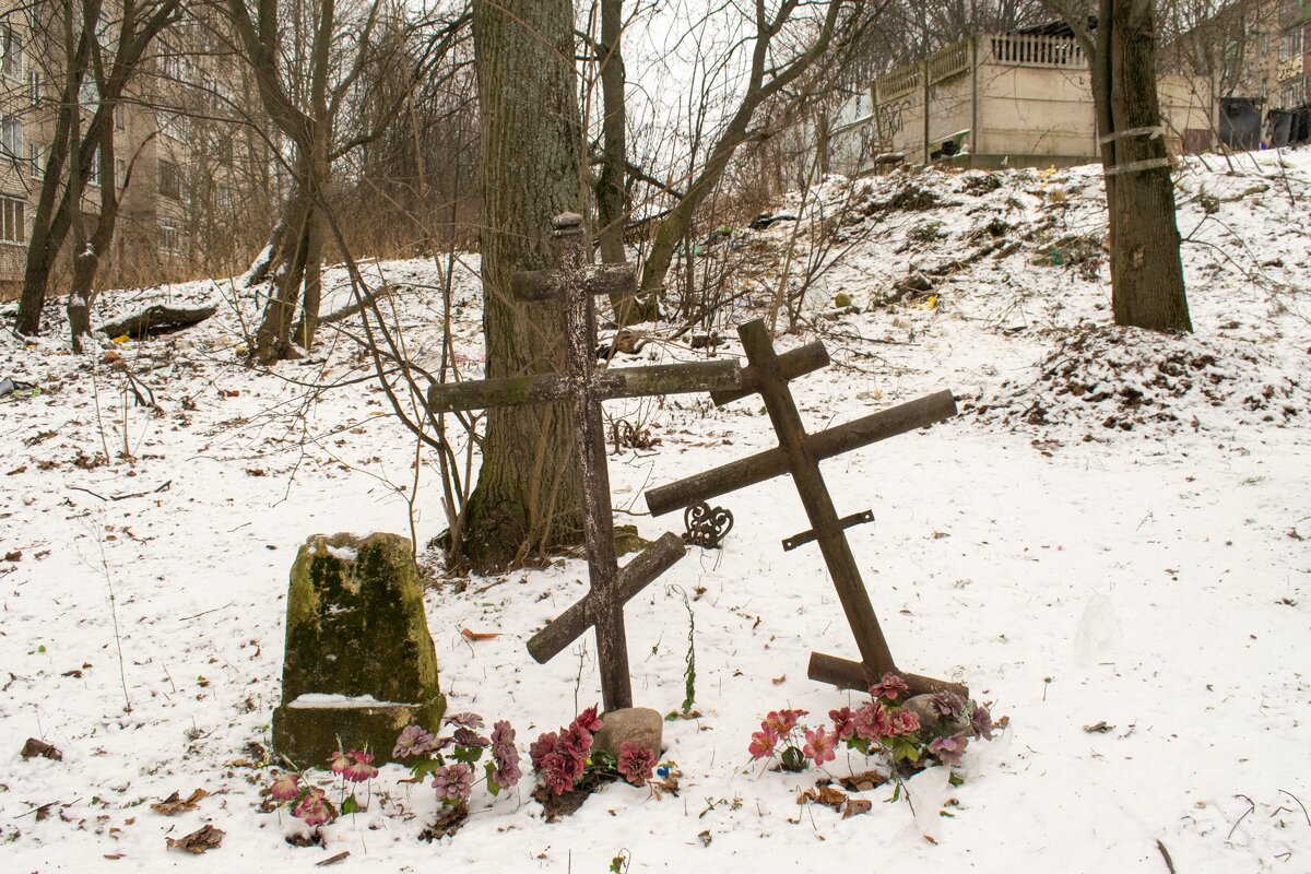 Никольское старый городок. Никольское кладбище Балашиха. Могила Петра 1 Никольское кладбище. Могила Алексея Петренко. Никольское кладбище Зеленоград.