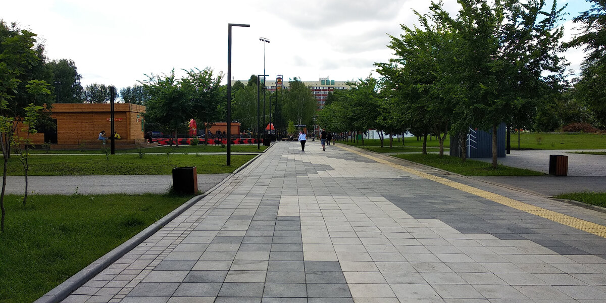 скромненько