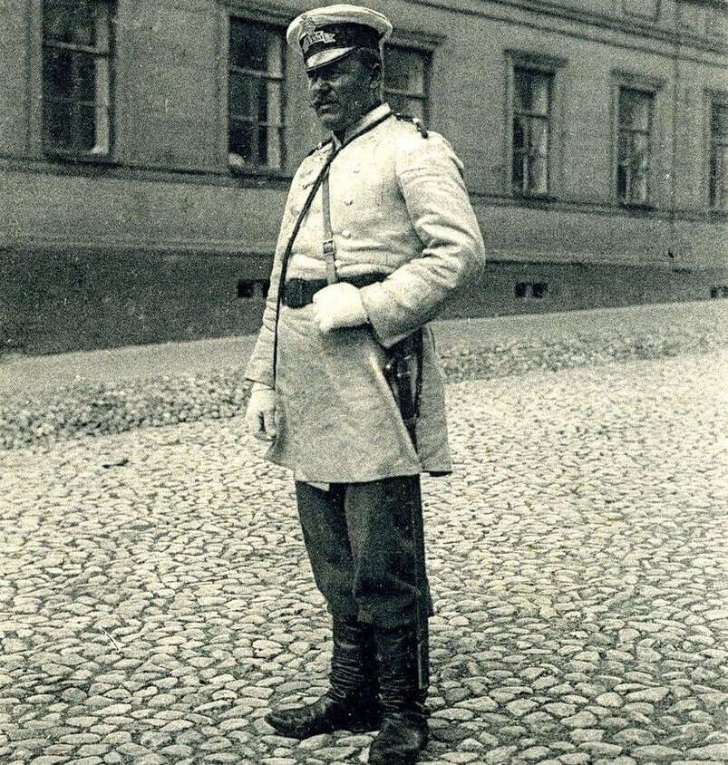 полицейский надзиратель 19 века в российской империи. форма городового. российские городовые. российские городовые. скульптура городовой нижний новгород.