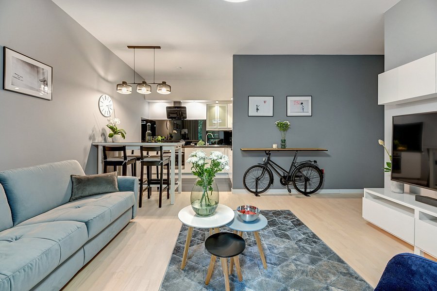 I used to live in a beautiful flat - я жила в красивой квартире (но потом я завела двух собак и они съели стены, теперь я живу в некрасивой).