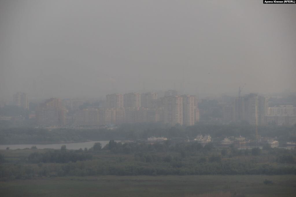 Дым в городах от пожаров.