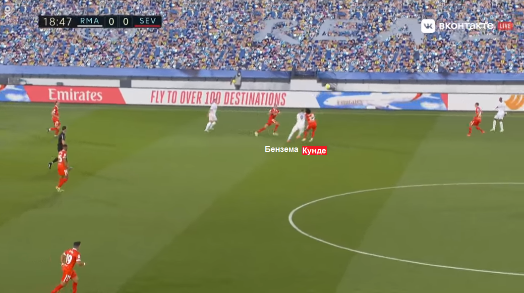 Кунде с умом ставит корпус в борьбе с Бензема. Источник картинки: Telesport.