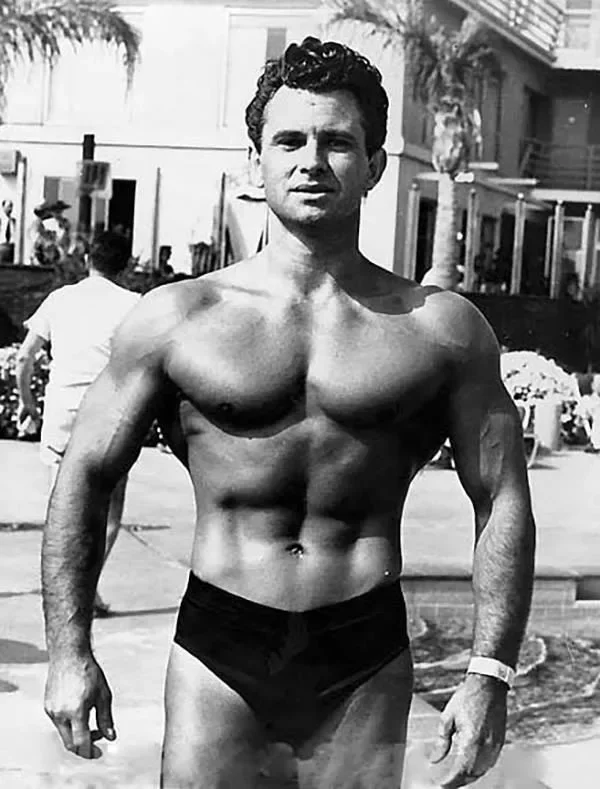 Винс Жиронда - крепкий, но не перекачанный атлет. Такие фигуры возможно получить с помощью натурального тренинга, без использования анаболиков