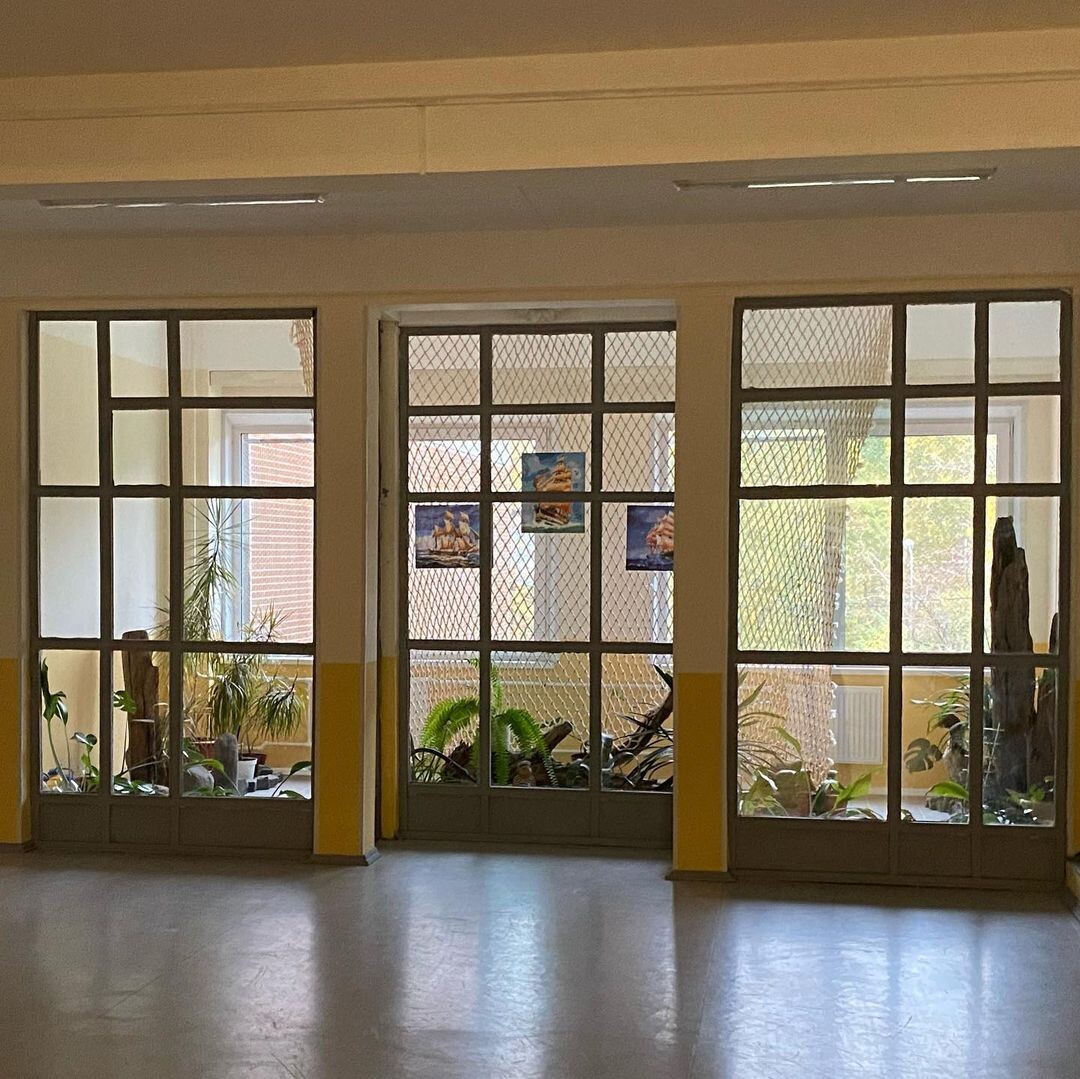 Это моя родная школа, где я провел свои счастливые годы